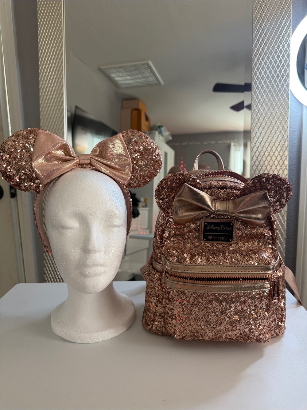 Beautiful Disney parks loungefly Minnie mouse ears and mini backpack